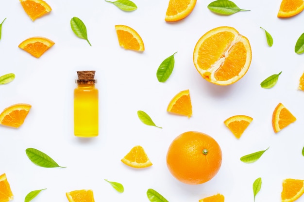 Aceite cítrico natural con fruta fresca de naranja y hojas verdes. Alto contenido de vitamina C.