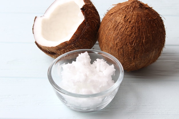 Aceite de coco y cocos ramas de palma cerrar