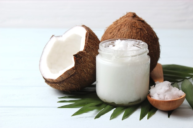 Aceite de coco y cocos ramas de palma cerrar