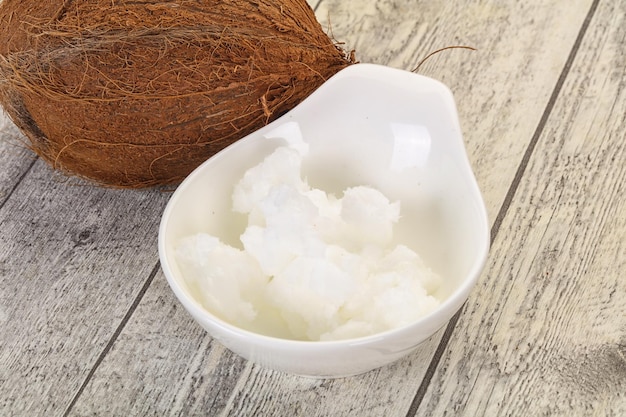 Aceite de coco dietético en el bol