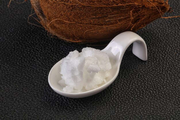 Aceite de coco dietético en el bol