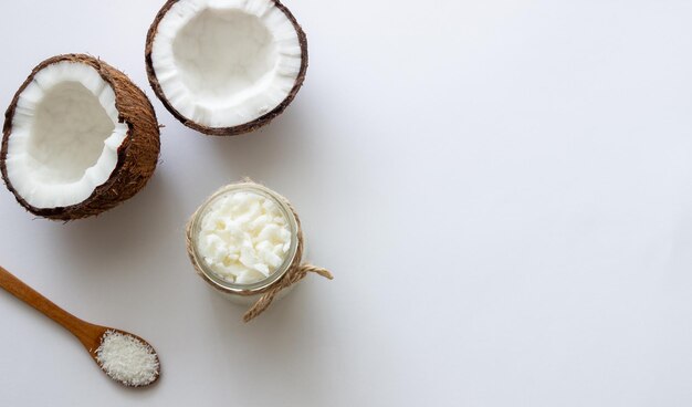 Aceite de coco en un frasco y cocos frescos. Cosmética natural.