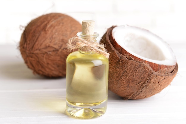 Aceite de coco en la mesa sobre fondo claro