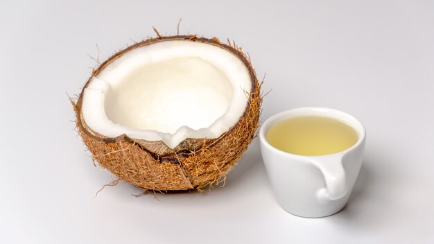 Aceite de coco con la mitad de un coco