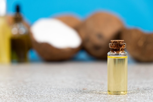 Foto aceite de coco en una pequeña botella de vidrio para el cuidado de la piel y el cabello