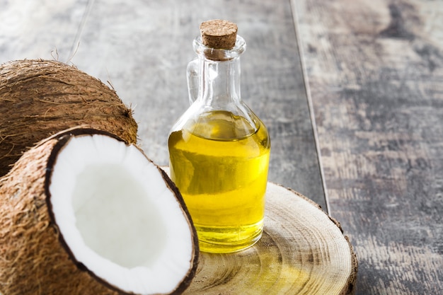 Aceite de coco sobre madera