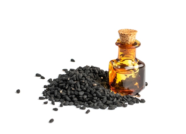 Aceite de comino negro aislado en blanco