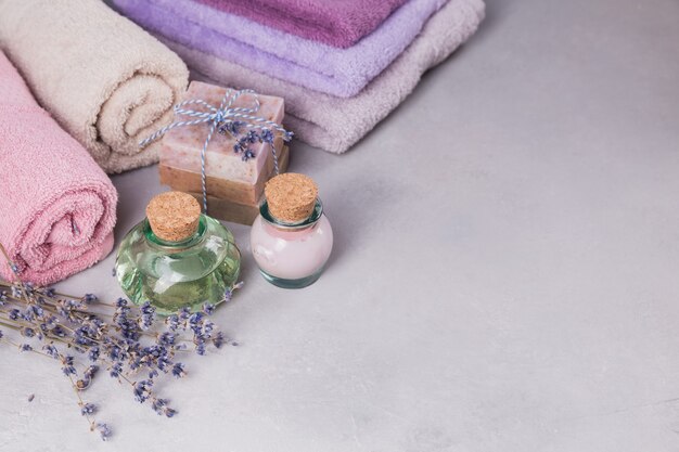 Aceite cosmético natural, crema y jabón artesanal natural con lavanda sobre fondo claro. Cuidado de la piel sana. Concepto de aromaterapia, spa y bienestar