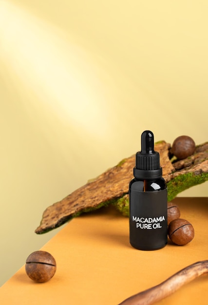 Aceite de esencia de macadamia con nueces de macadamia. Producto orgánico para cosmética. Cuidado de la piel, el rostro y el cuerpo sanos. SPA y bienestar de autocuidado, concepto de bienestar.