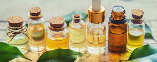 Foto aceite esencial de árbol de té en una botella pequeña