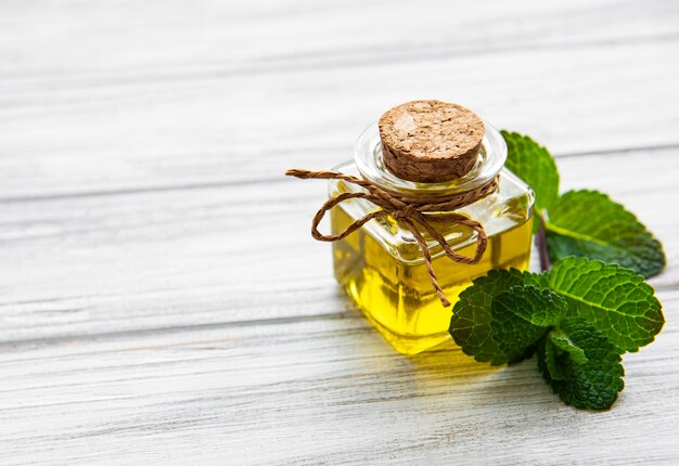 Foto aceite esencial aromático con menta