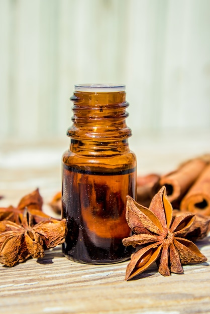 Aceite esencial de canela y anís estrellado en una pequeña botella.