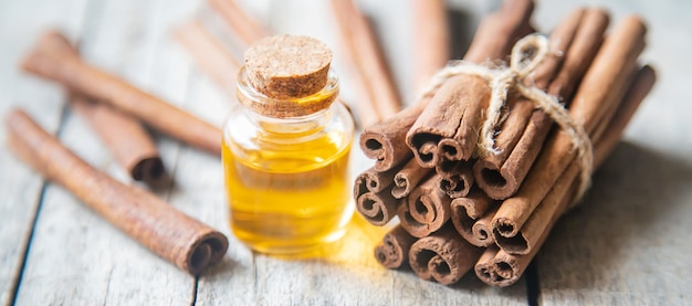 Aceite esencial de canela en una botella pequeña