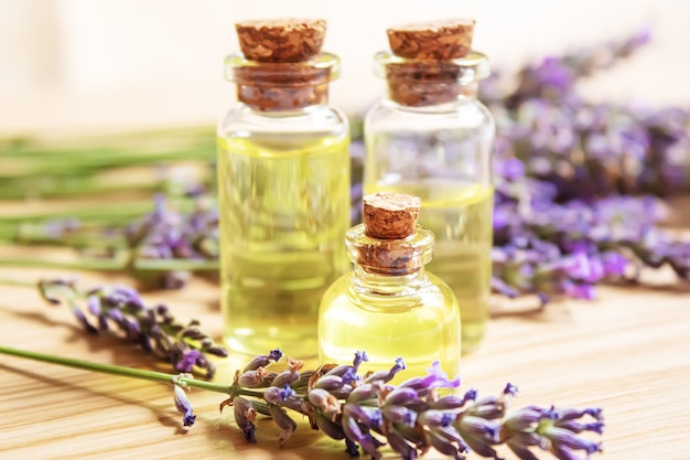 Aceite esencial de lavanda en una botella pequeña. Enfoque selectivo. naturaleza.