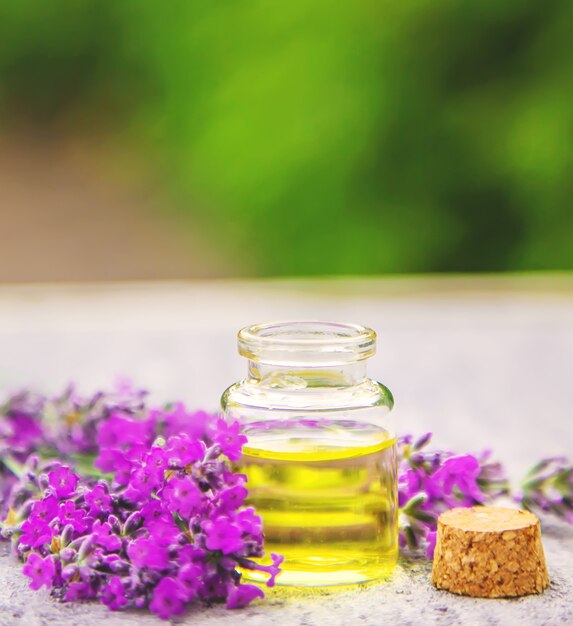 Aceite esencial de lavanda en una botella pequeña. Enfoque selectivo. naturaleza.