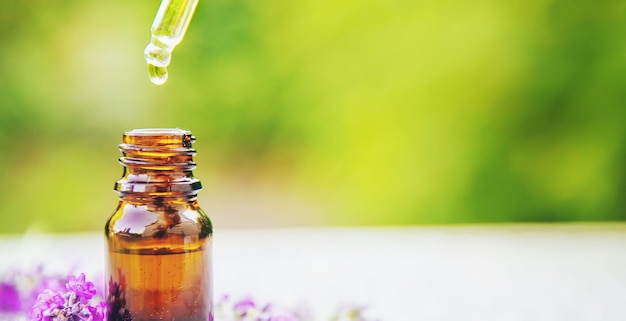 Aceite esencial de lavanda en una botella pequeña. Enfoque selectivo. naturaleza.