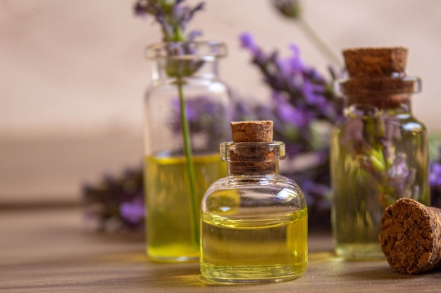 Aceite esencial de lavanda en una botella pequeña. Enfoque selectivo.