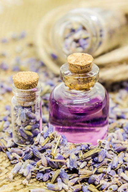 Aceite esencial de lavanda. Enfoque selectivo Naturaleza bio flores.