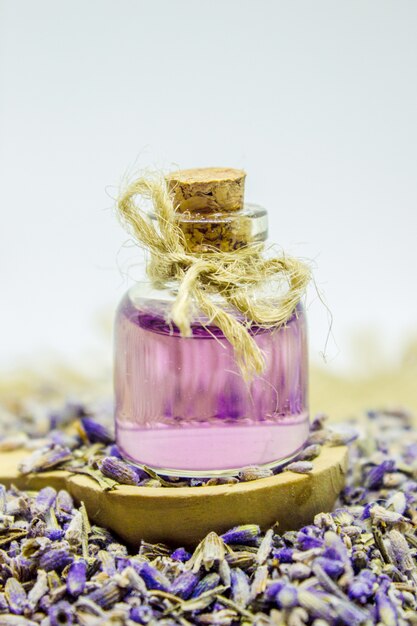 Aceite esencial de lavanda. Enfoque selectivo Naturaleza bio flores.