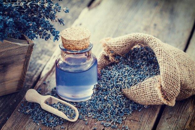 Aceite esencial de lavanda o bolsa de arpillera de infusión de lavanda seca y caja de madera de flores secas