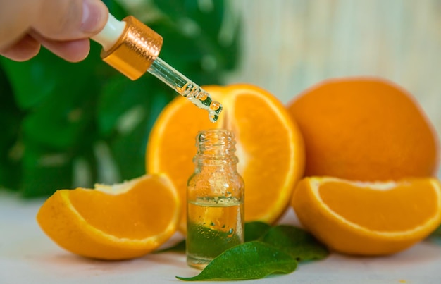 Aceite esencial de naranja en una botella pequeña Enfoque selectivo