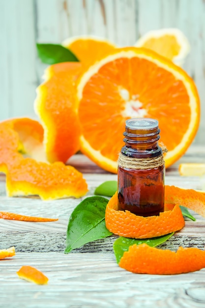 Aceite esencial de naranja. Enfoque selectivo naturaleza.