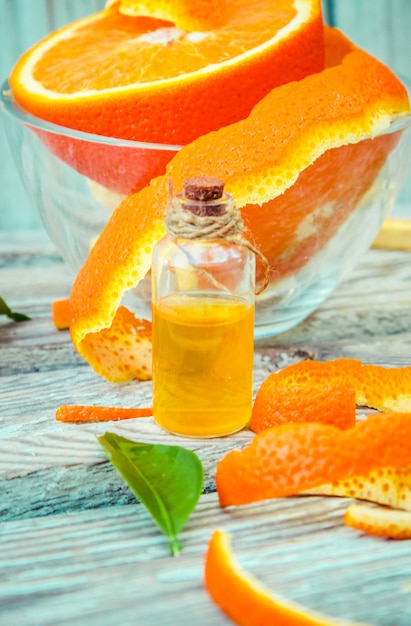 Foto aceite esencial de naranja. enfoque selectivo naturaleza.