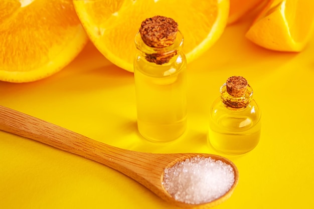 Aceite esencial de naranja sobre fondo amarillo Enfoque selectivo