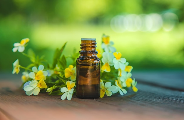 Aceite esencial de violeta en una botella pequeña