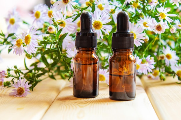 Aceite de flores en botellas de vidrio homeopatía enfoque selectivo