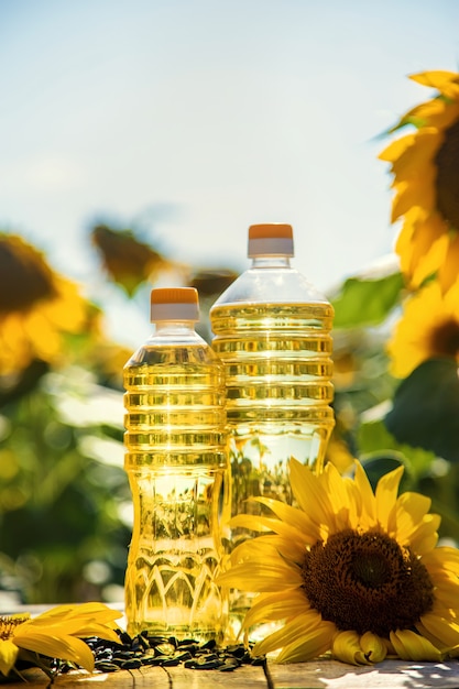 Aceite de girasol en una botella en el campo. Enfoque selectivo. Naturaleza.