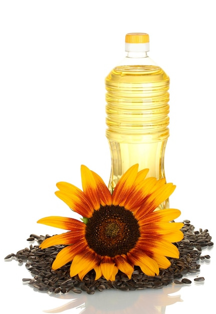 Aceite de girasol en una botella de plástico aislado sobre fondo blanco.