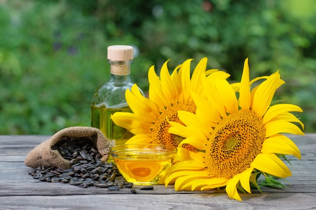 Aceite de girasol en botella y platillo con flores de girasol