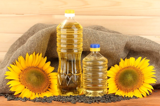 Aceite de girasol y girasol sobre fondo de madera