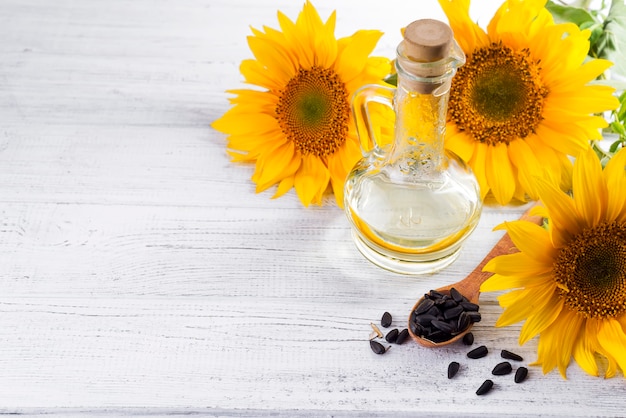 Aceite de girasol, semillas y flor.