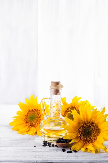 Foto aceite de girasol, semillas y flor.