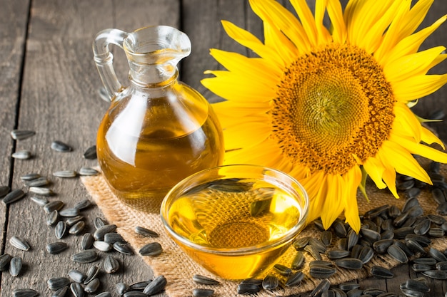 Aceite de girasol y semillas de girasol en un saco pequeño