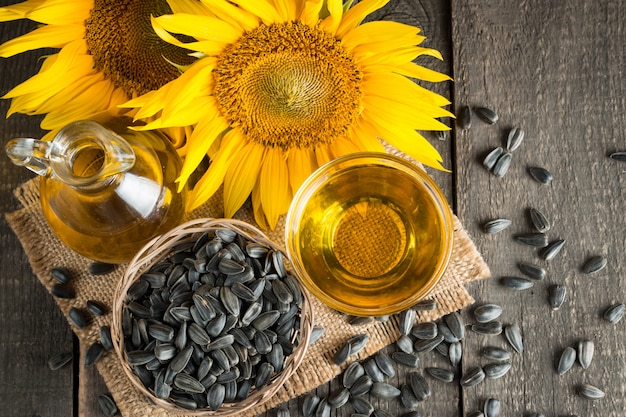 Aceite de girasol y semillas de girasol en un saco pequeño