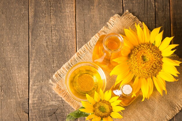 aceite de girasol con semillas sobre fondo de madera