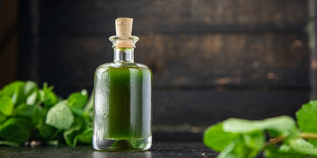 Aceite de hierbas y especias verdes ajo perejil eneldo albahaca menta fresca comida bocadillo en la mesa