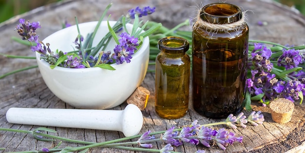 Aceite de hierbas y flores de lavanda sobre un fondo de madera Enfoque selectivo de la naturaleza