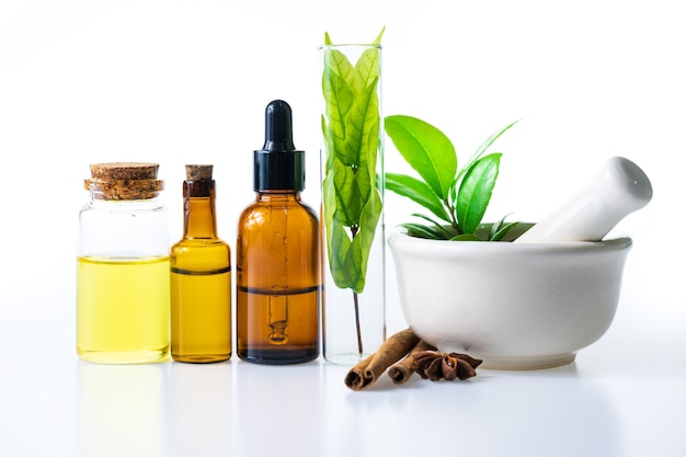 Aceite de hierbas naturales para aromaterapia, medicina alternativa para la salud y el bienestar.