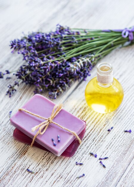 Aceite de lavanda y flores de lavanda