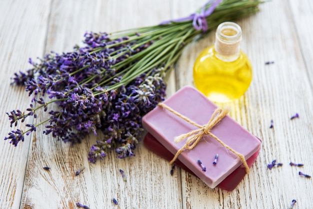 Aceite de lavanda y flores de lavanda