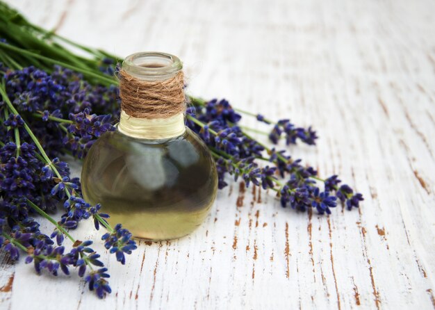 Aceite de lavanda con lavanda fresca.