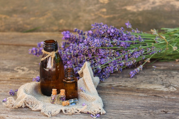 Aceite de lavanda sobre fondo de madera