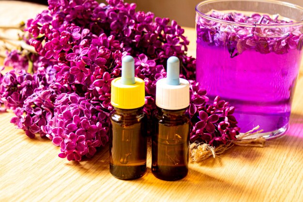 Aceite de lila en botellas pequeñas enfoque selectivo