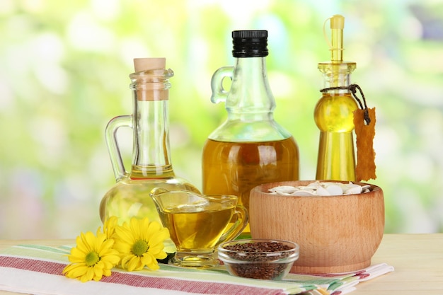 Aceite de linaza útil y aceite de semilla de calabaza sobre mesa de madera sobre fondo natural