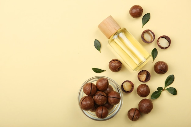 Aceite de macadamia en el lugar de minimalismo de mesa para texto