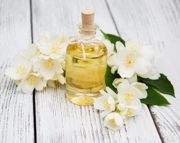 Aceite de masaje con flores de jazmín.